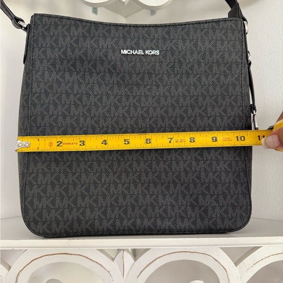 Michael Kors messenger bag - Picture 2 of 5